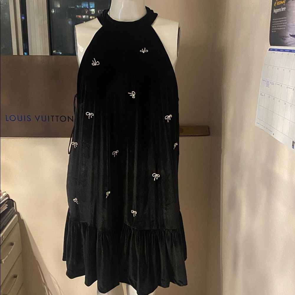 Elegant Black Velvet Dress with Embellishments - Picture 4 of 12